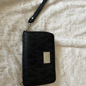 Michael Kors Black Monogram wristlet zipper 😍
